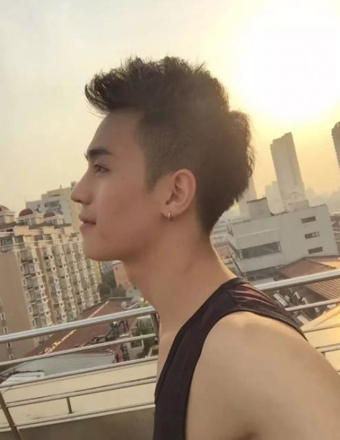 来自上海的抖音小王子，身材很有料 - 51虹马