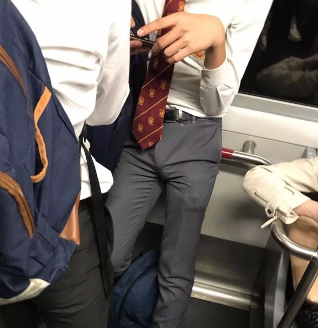 操场上偶遇体育老师只穿了个四角内裤！ - 51虹马