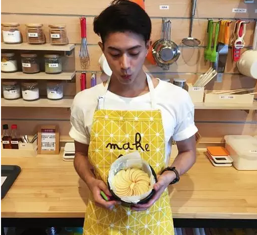 国产天菜模特遭摄影师疯狂邀约，湿身写真惊喜走光某裆真的非常大！ - 51虹马