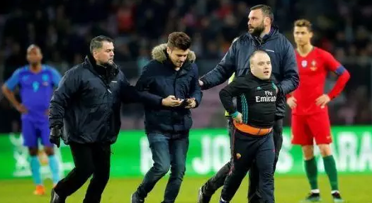 C罗被男粉强吻不拒绝，他还曾被男友撩硬过 - 51虹马