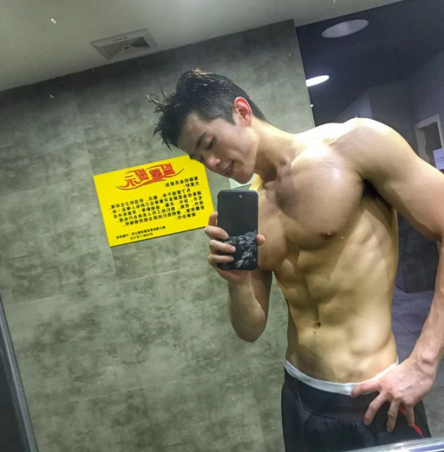 是多想红？公狗腰男挂空挡去健身还发沐浴照 - 51虹马