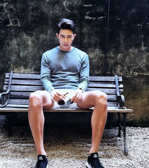 看点∣肌肉身材越来越棒的天菜男模，遭涩影师疯狂邀约… - 51虹马