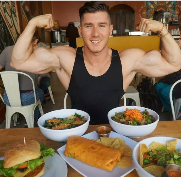 这位外国小哥不吃肉，却练得一身肌肉，原因竟是…… - 51虹马