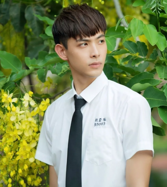 帅哥∣笑容干净的小奶狼甜炸少女心，这个小哥哥简直太撩了！－－连晨翔 - 51虹马