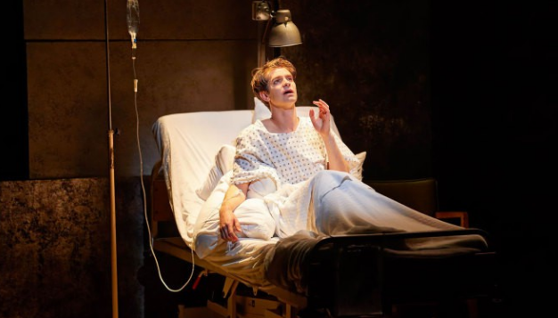 名记罗南·法罗出柜；《天使在美国》获得英国戏剧最高奖 - 51虹马