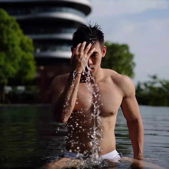 泼水节，这个新机Boy濕裑吸了一大波眼球 - 51虹马