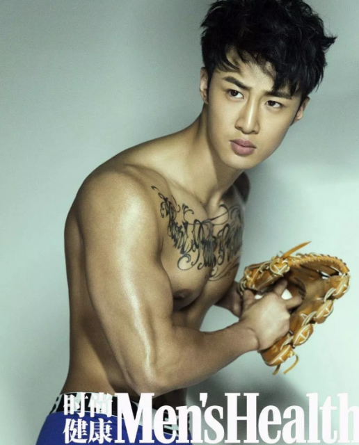 看点∣94年大鲜肉体育生，萌颜巨RU八块腹肌，纹身配肌肉实在太性感! - 51虹马