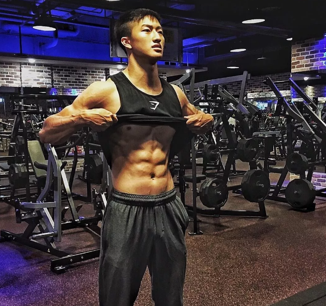 看点∣捕获一只体育生大大大鲜肉，186.C.M筋肉小哥哥！ - 51虹马