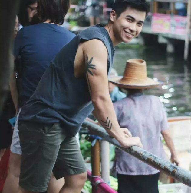 看点∣扒到一枚犬颜系纯情肌肉小哥，除了照片，还有视频！！ - 51虹马