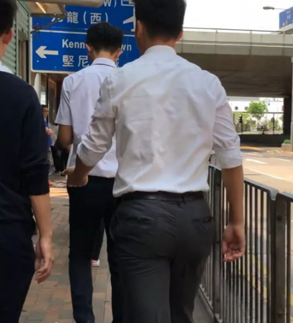 操场上偶遇体育老师只穿了个四角内裤！ - 51虹马