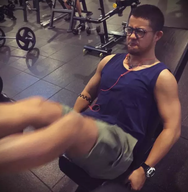 一名筋肉男子的30秒小视频.avi - 51虹马