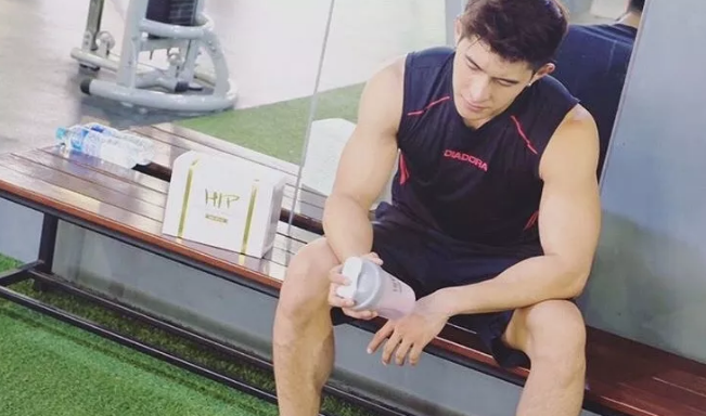 曾经揩油视频火爆朋友圈的他，居然能忍受狗狗对自己做这种事！ - 51虹马