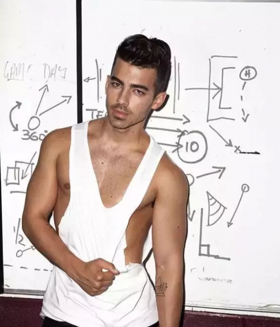 首次登上杂志的亚洲男模，写真曝光被疯传 - 51虹马