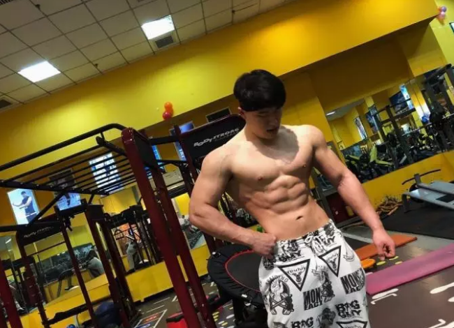 95后国家一级跆拳道运动员，大秀肌肉让人欲罢不能 - 51虹马