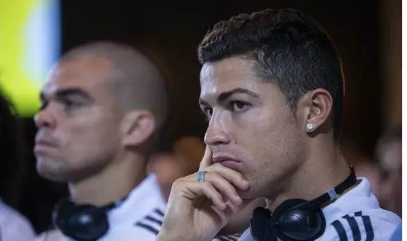 C罗被男粉强吻不拒绝，他还曾被男友撩硬过 - 51虹马