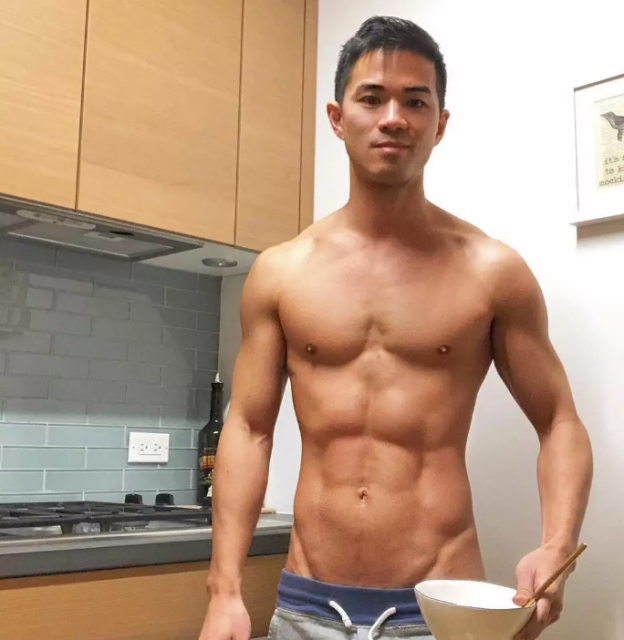 亚裔肌肉男床照疯传，性感腹肌可以舔一年！ - 51虹马