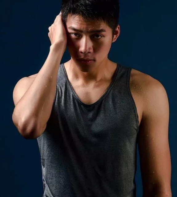 看点∣小鲜肉名媛入伍前脱了拍肌肉石更照，可口肌肉身材让你尖叫! - 51虹马