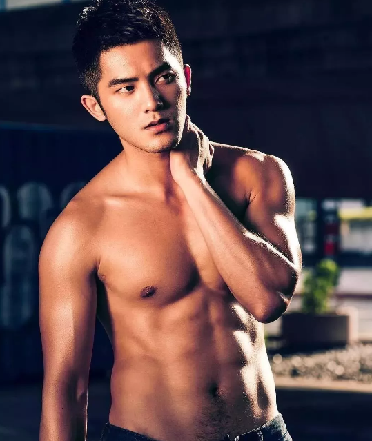 台湾鲜肉古铜色性感身材，诱人舔屏的小奶狗 - 51虹马