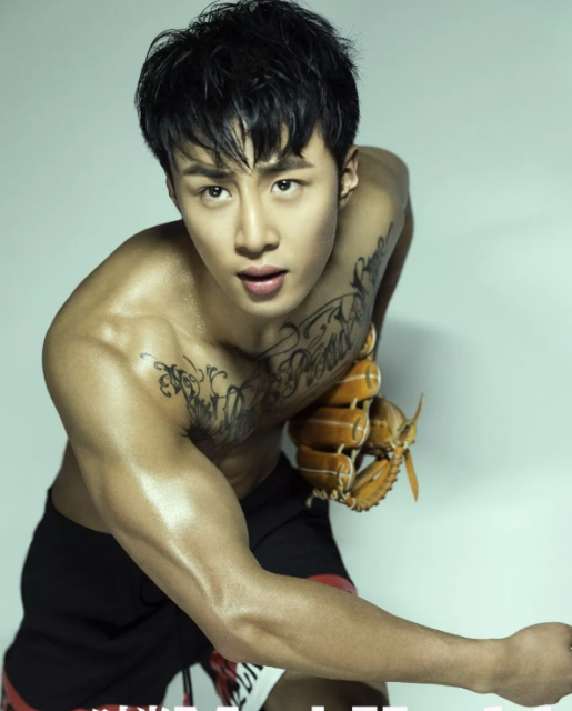 看点∣94年大鲜肉体育生，萌颜巨RU八块腹肌，纹身配肌肉实在太性感! - 51虹马