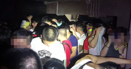 泰国警方突击著名男同桑拿，母角马正颠鸾倒凤！ - 51虹马