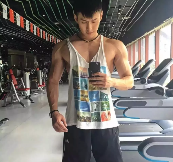 前两天小帅介绍了一个曾经参加过coolguy,拥有八块腹肌的体育生。好多宝贝对他都很喜欢。而今天小帅要介绍的这个帅哥,也曾经参加过coolguy比赛,而且不论颜值还是身材,都不输给那个体育生的哦。 - 51虹马 前两天小帅介绍了一个曾经参加过coolguy,拥有八块腹肌的体育生。好多宝贝对他都很喜欢。而今天小帅要介绍的这个帅哥,也曾经参加过coolguy比赛,而且不论颜值还是身材,都不输给那个体育生的哦。 - 51虹马