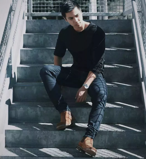 看点∣扒到一枚犬颜系纯情肌肉小哥，除了照片，还有视频！！ - 51虹马