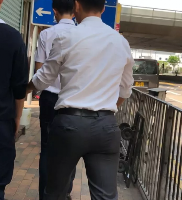 操场上偶遇体育老师只穿了个四角内裤！ - 51虹马