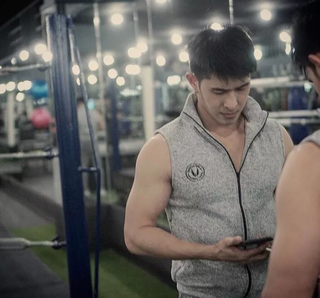 曾经揩油视频火爆朋友圈的他，居然能忍受狗狗对自己做这种事！ - 51虹马