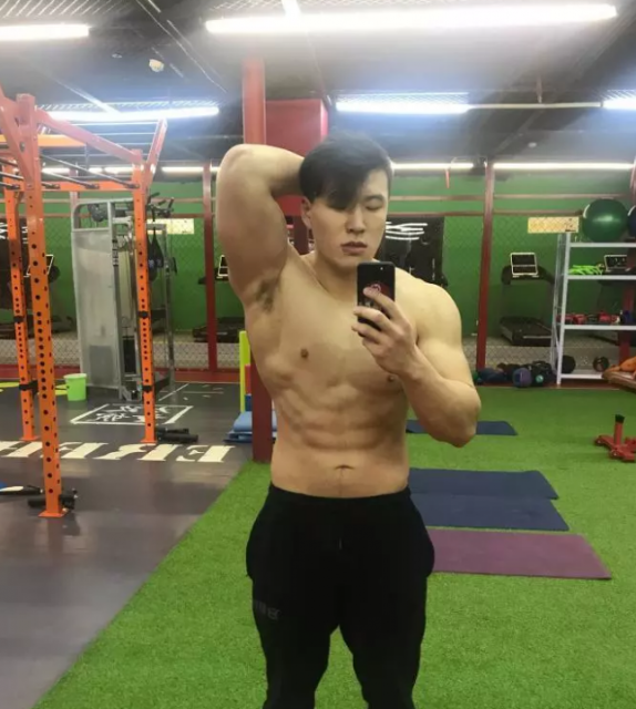 95后国家一级跆拳道运动员，大秀肌肉让人欲罢不能 - 51虹马