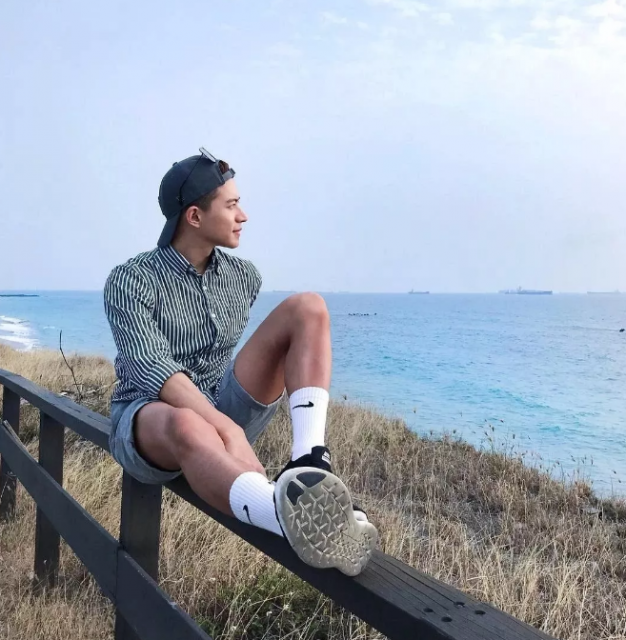 看点∣肌肉身材越来越棒的天菜男模，遭涩影师疯狂邀约… - 51虹马