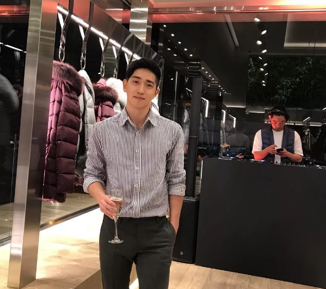 看点∣正装衬衫小哥哥，长得帅身材好，这才是你要的筋肉小奶狗! - 51虹马