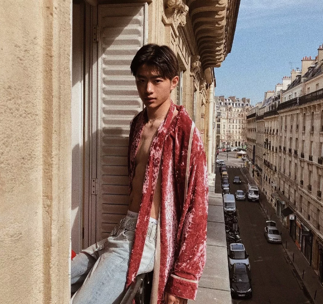 看点∣纯鲜学霸帅气小奶狗，网友都为他的肉体和颜值疯狂了！ - 51虹马