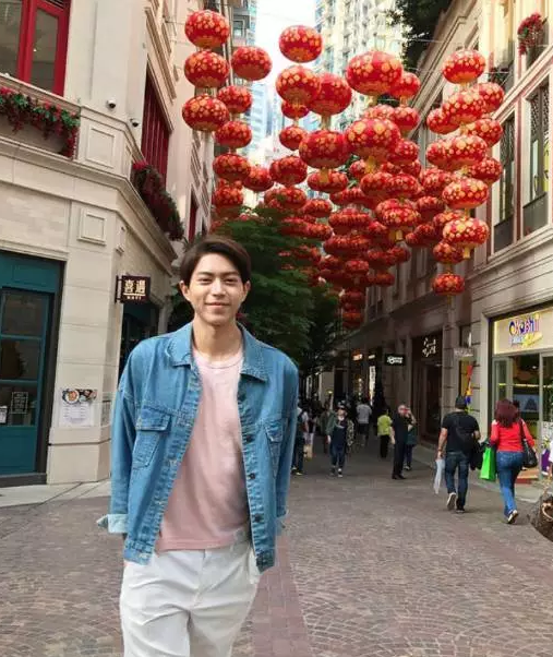 国产天菜模特遭摄影师疯狂邀约，湿身写真惊喜走光某裆真的非常大！ - 51虹马