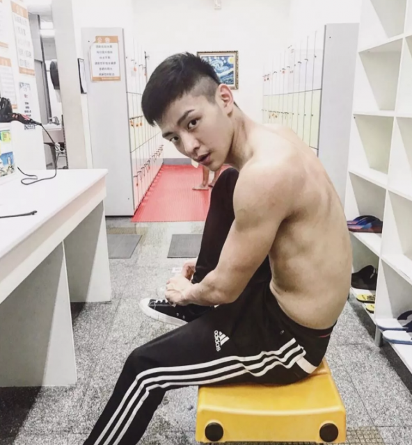 看点∣台大体育生校草人帅身材好，满屏荷尔蒙大长腿公狗腰吸睛又撩粉！ - 51虹马