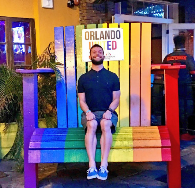 摔角狂热现场亮出彩虹;格斯·肯沃西领衔同志巡游 - 51虹马