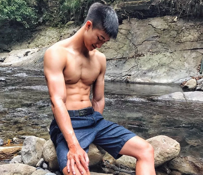 看点∣捕获一只体育生大大大鲜肉，186.C.M筋肉小哥哥！ - 51虹马