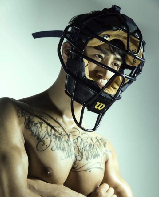 看点∣94年大鲜肉体育生，萌颜巨RU八块腹肌，纹身配肌肉实在太性感! - 51虹马