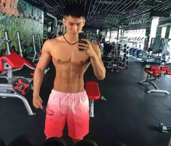 前两天小帅介绍了一个曾经参加过coolguy,拥有八块腹肌的体育生。好多宝贝对他都很喜欢。而今天小帅要介绍的这个帅哥,也曾经参加过coolguy比赛,而且不论颜值还是身材,都不输给那个体育生的哦。 - 51虹马 前两天小帅介绍了一个曾经参加过coolguy,拥有八块腹肌的体育生。好多宝贝对他都很喜欢。而今天小帅要介绍的这个帅哥,也曾经参加过coolguy比赛,而且不论颜值还是身材,都不输给那个体育生的哦。 - 51虹马