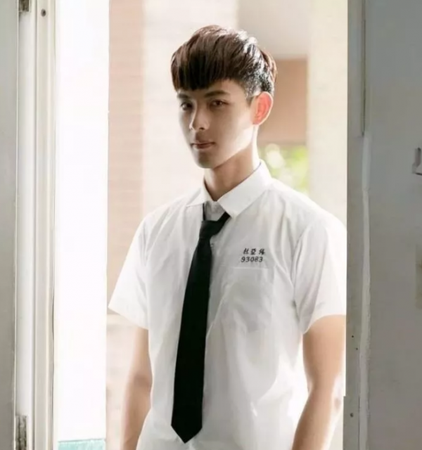 帅哥∣笑容干净的小奶狼甜炸少女心，这个小哥哥简直太撩了！－－连晨翔 - 51虹马