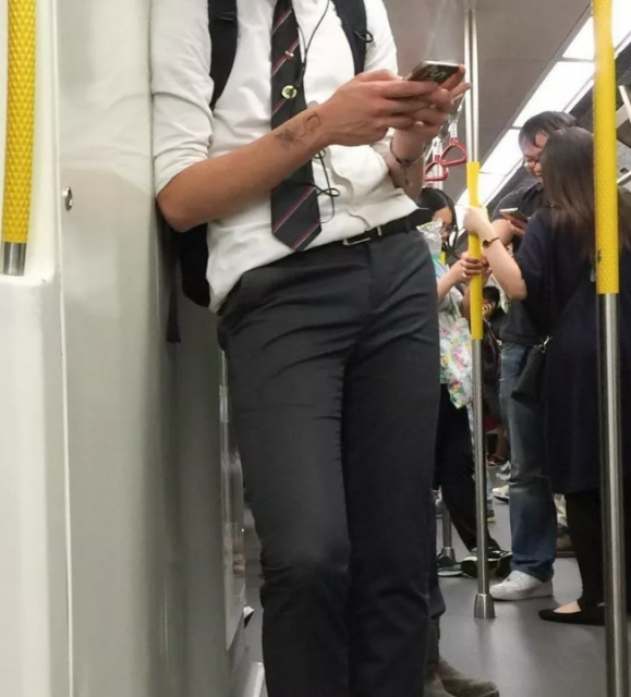 操场上偶遇体育老师只穿了个四角内裤！ - 51虹马