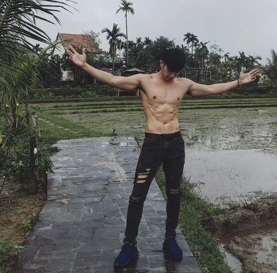 曾经揩油视频火爆朋友圈的他，居然能忍受狗狗对自己做这种事！ - 51虹马