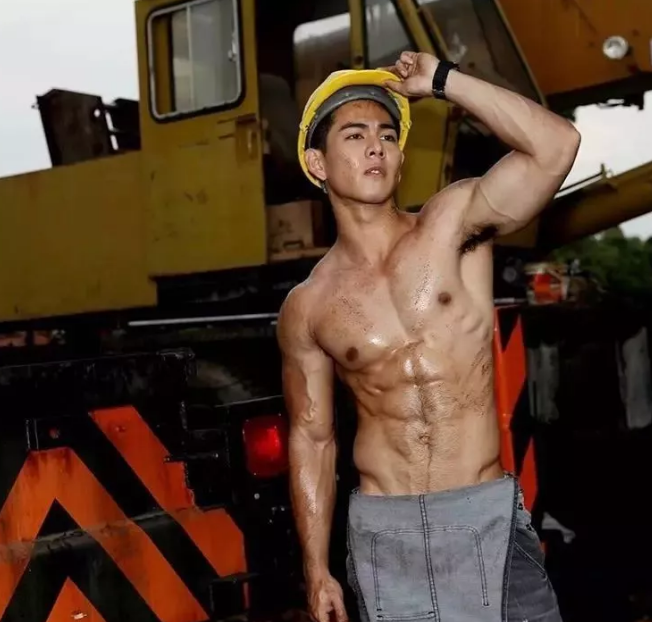 看点∣当童颜巨乳筋肉天菜脫掉衣服，腹毝旺盛荷尔蒙爆棚！ - 51虹马