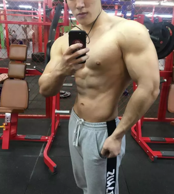 95后国家一级跆拳道运动员，大秀肌肉让人欲罢不能 - 51虹马