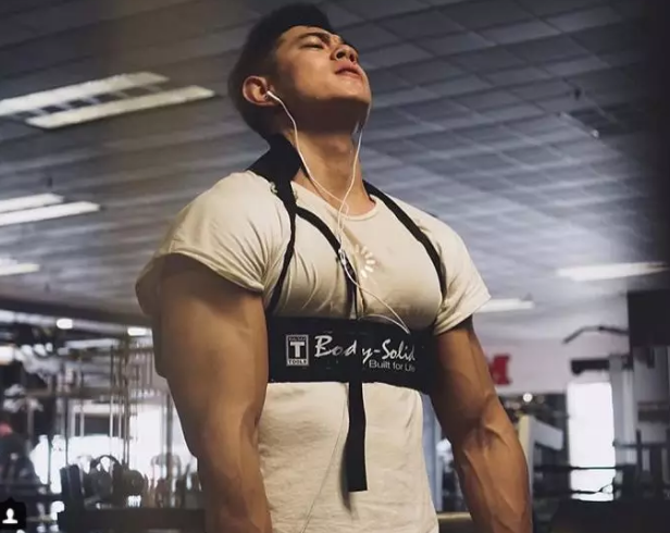 90后体育学院肌肉型男美国镀金，外籍教练又猛又狠 - 51虹马