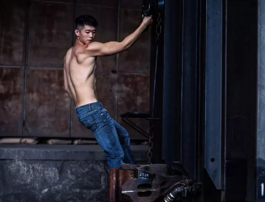 是多想红？公狗腰男挂空挡去健身还发沐浴照 - 51虹马