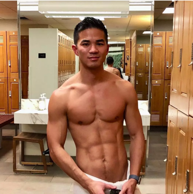 亚裔肌肉男床照疯传，性感腹肌可以舔一年！ - 51虹马