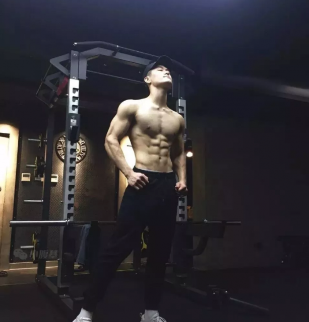 广东180大肌肉帅哥！健身教练居然是模特！ - 51虹马