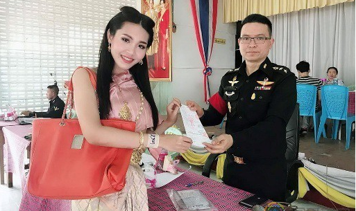 母亲向他出柜美国嘻哈天王感动痛哭，寻找罗麦讲的故事 赵捷和罗麦两人是同性恋吗？ - 51虹马