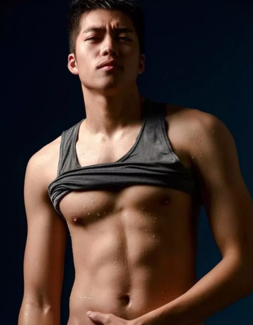 看点∣小鲜肉名媛入伍前脱了拍肌肉石更照，可口肌肉身材让你尖叫! - 51虹马