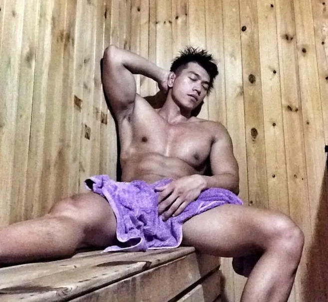 国产肌肉男洗澡视频流出？ - 51虹马